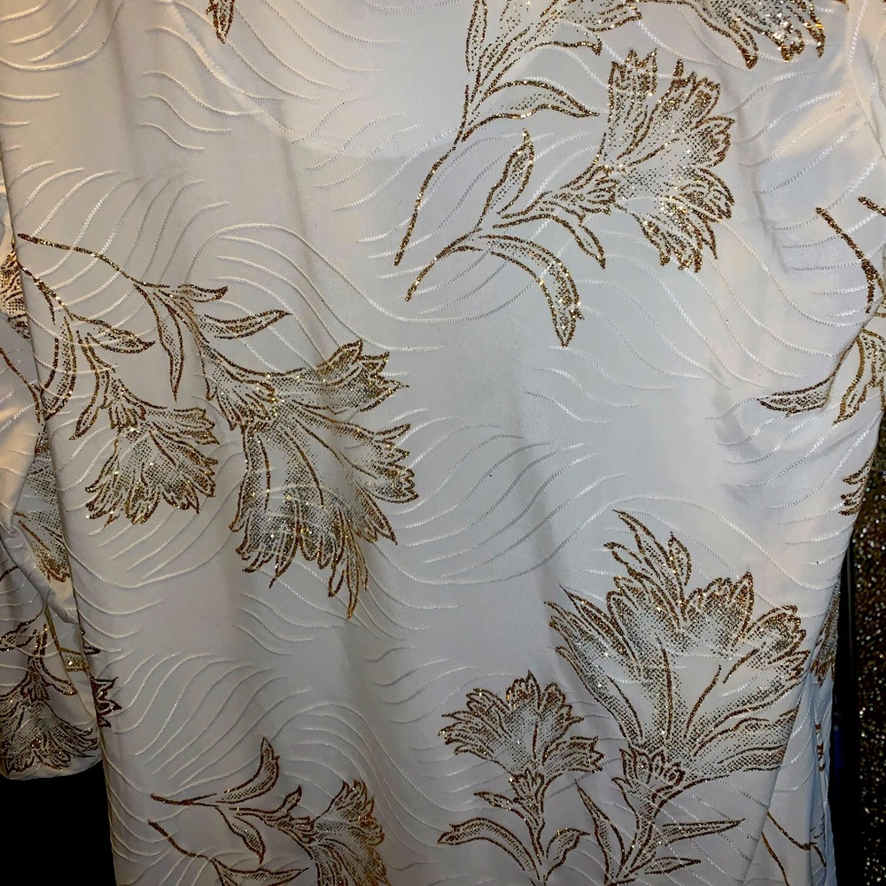 Beautiful size medium blouse - Picture 3 of 4